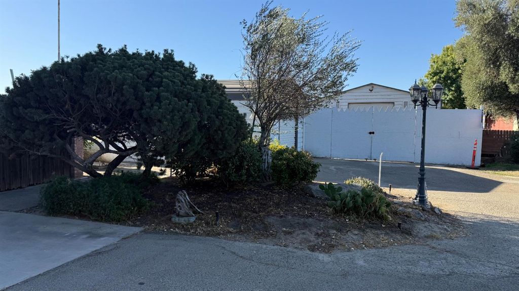 Image 5 of property listing at 9568 S Academy Avenue, Selma, CA 93662