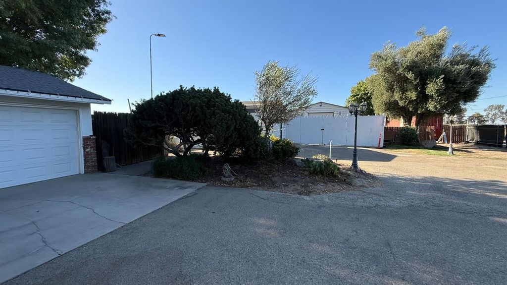 Image 6 of property listing at 9568 S Academy Avenue, Selma, CA 93662