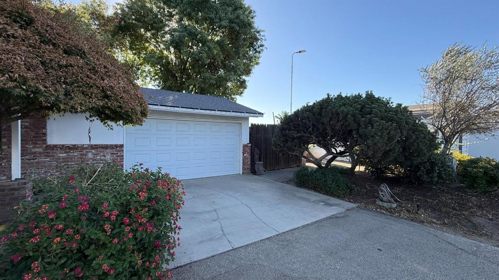 Image 7 of property listing at 9568 S Academy Avenue, Selma, CA 93662