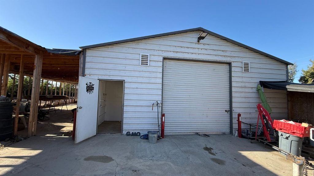Image 8 of property listing at 9568 S Academy Avenue, Selma, CA 93662