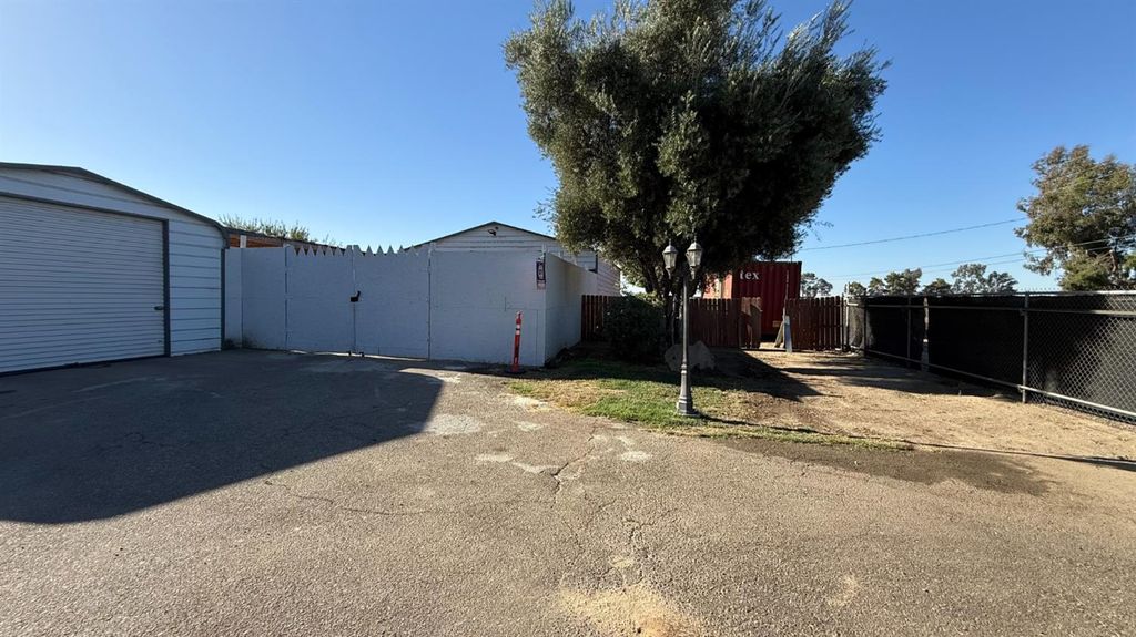 Image 9 of property listing at 9568 S Academy Avenue, Selma, CA 93662
