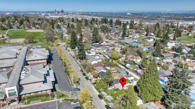 8650 10th Avenue SW, Seattle, WA 98106