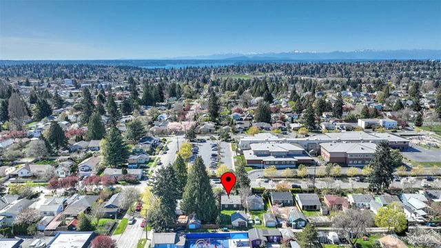 8650 10th Avenue SW, Seattle, WA 98106