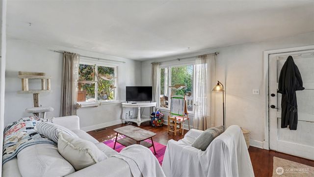 8650 10th Avenue SW, Seattle, WA 98106