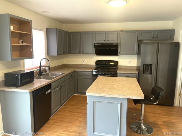 1554 Meadow Ridge Drive, Pontiac, MI 48340
