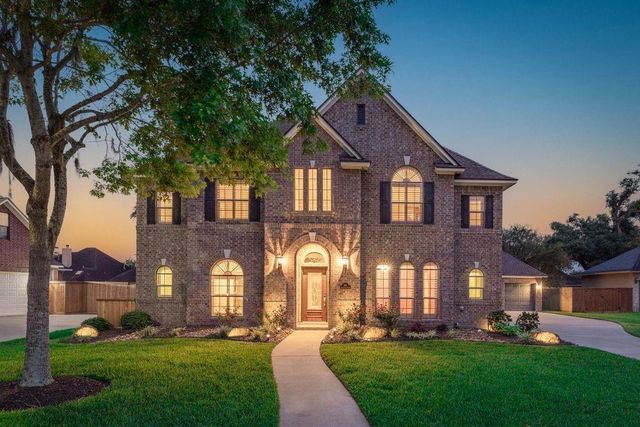 106 Arrowhead Drive, Lake Jackson, TX 77566