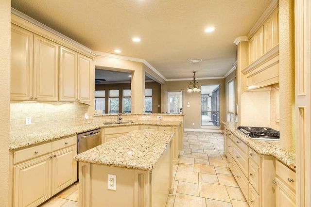 106 Arrowhead Drive, Lake Jackson, TX 77566