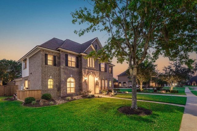 106 Arrowhead Drive, Lake Jackson, TX 77566