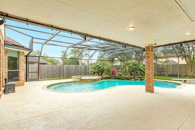 106 Arrowhead Drive, Lake Jackson, TX 77566