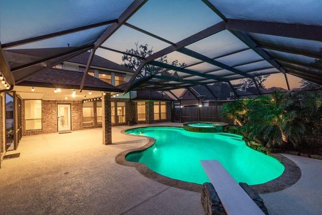 106 Arrowhead Drive, Lake Jackson, TX 77566