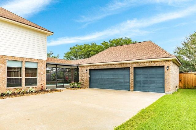 106 Arrowhead Drive, Lake Jackson, TX 77566