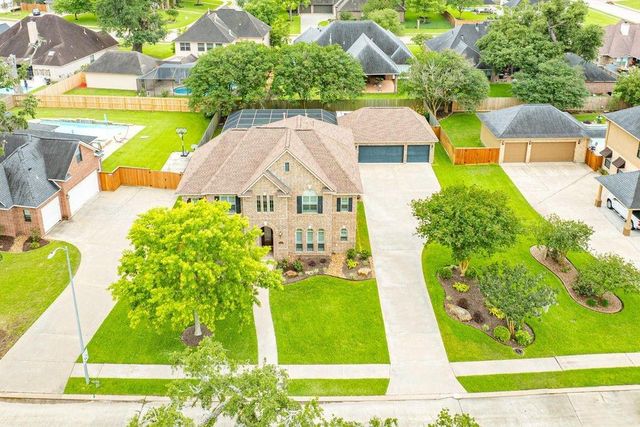 106 Arrowhead Drive, Lake Jackson, TX 77566