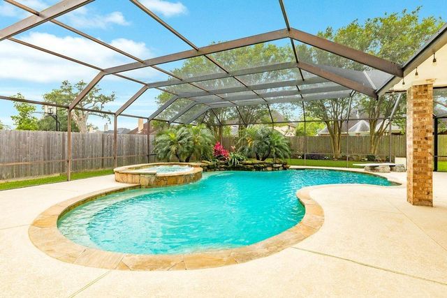 106 Arrowhead Drive, Lake Jackson, TX 77566