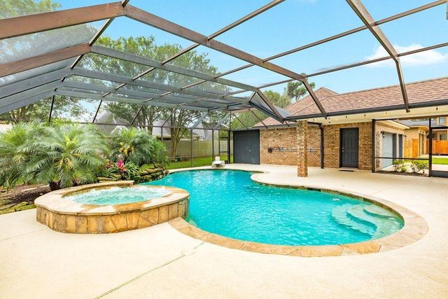 106 Arrowhead Drive, Lake Jackson, TX 77566