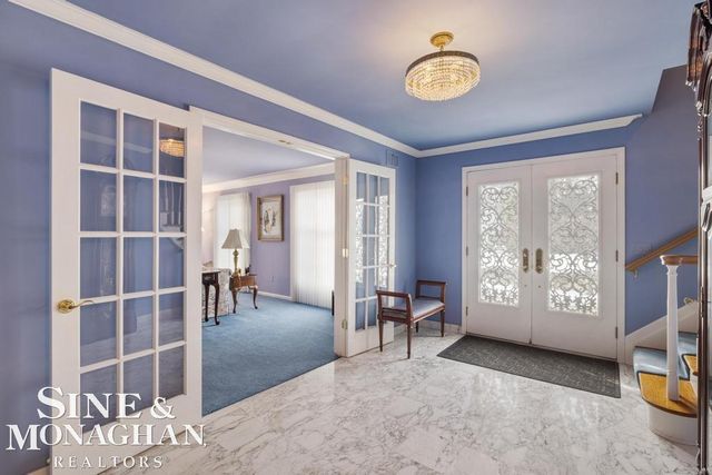 8 Lake Shore Lane, Grosse Pointe Shores, MI 48236