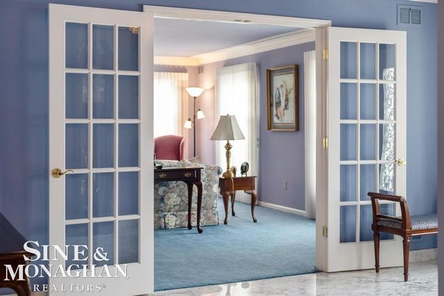 8 Lake Shore Lane, Grosse Pointe Shores, MI 48236