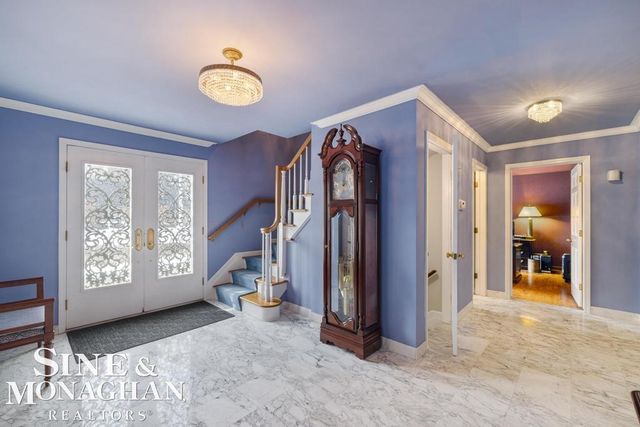 8 Lake Shore Lane, Grosse Pointe Shores, MI 48236