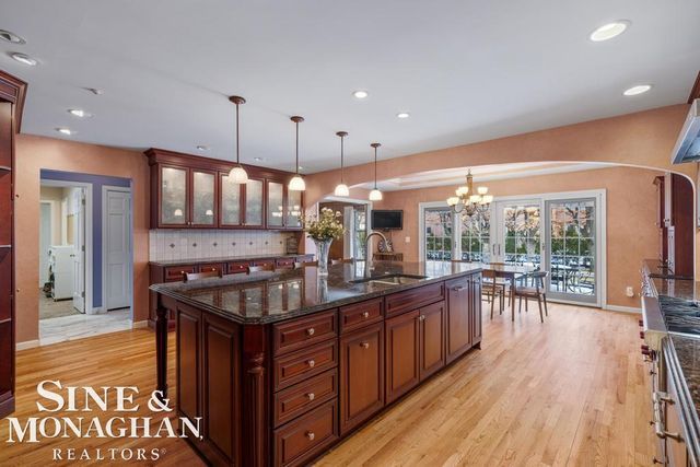 8 Lake Shore Lane, Grosse Pointe Shores, MI 48236