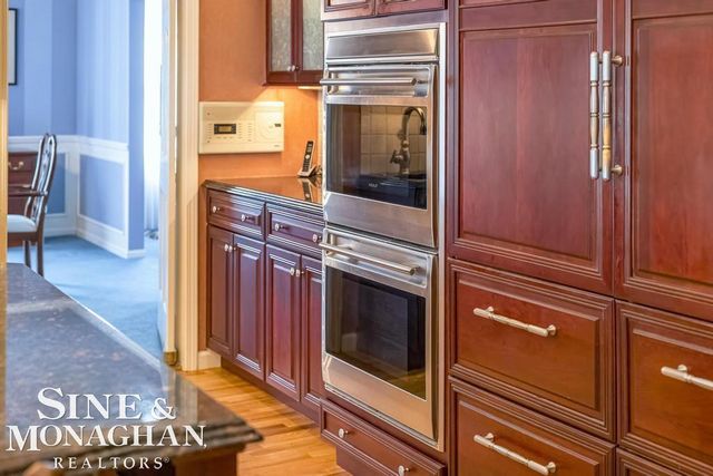 8 Lake Shore Lane, Grosse Pointe Shores, MI 48236