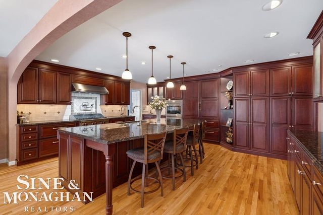 8 Lake Shore Lane, Grosse Pointe Shores, MI 48236