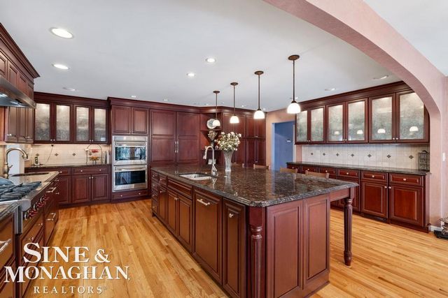 8 Lake Shore Lane, Grosse Pointe Shores, MI 48236