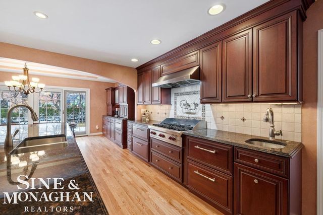 8 Lake Shore Lane, Grosse Pointe Shores, MI 48236