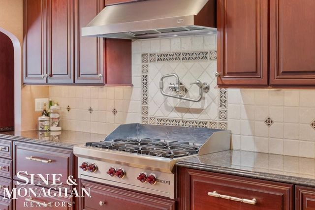 8 Lake Shore Lane, Grosse Pointe Shores, MI 48236