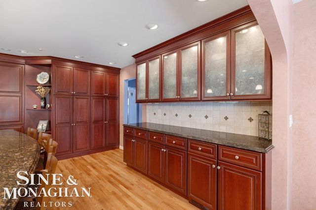 8 Lake Shore Lane, Grosse Pointe Shores, MI 48236