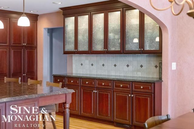 8 Lake Shore Lane, Grosse Pointe Shores, MI 48236