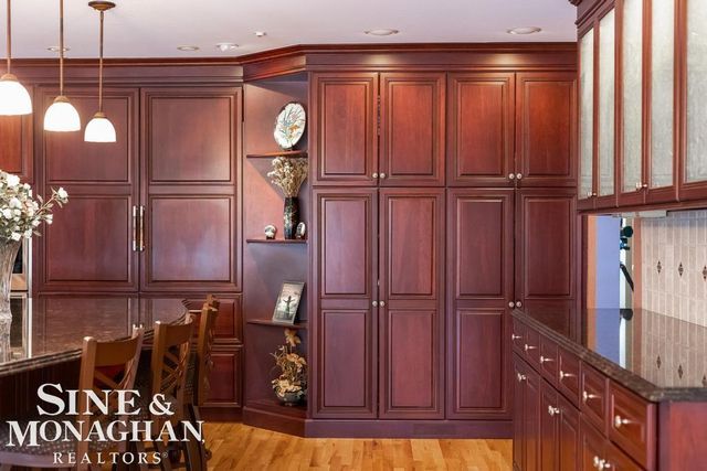 8 Lake Shore Lane, Grosse Pointe Shores, MI 48236