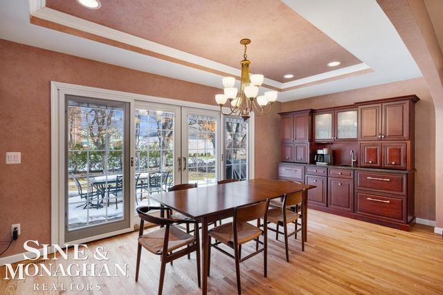 8 Lake Shore Lane, Grosse Pointe Shores, MI 48236