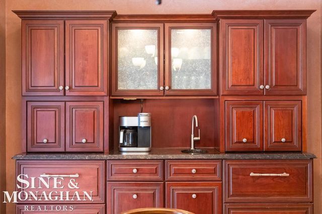 8 Lake Shore Lane, Grosse Pointe Shores, MI 48236