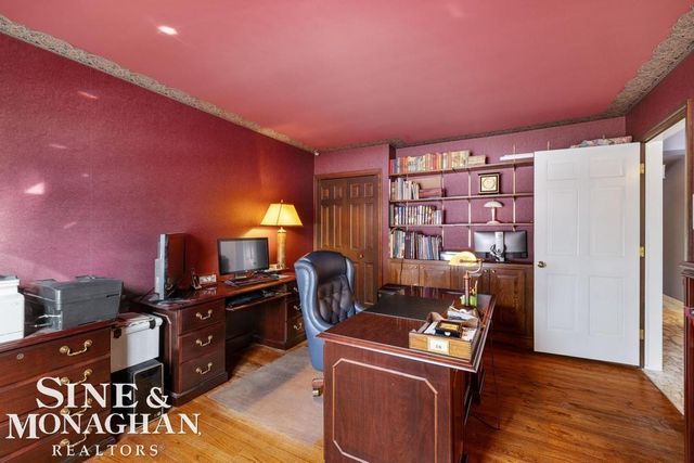 8 Lake Shore Lane, Grosse Pointe Shores, MI 48236