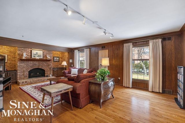 8 Lake Shore Lane, Grosse Pointe Shores, MI 48236