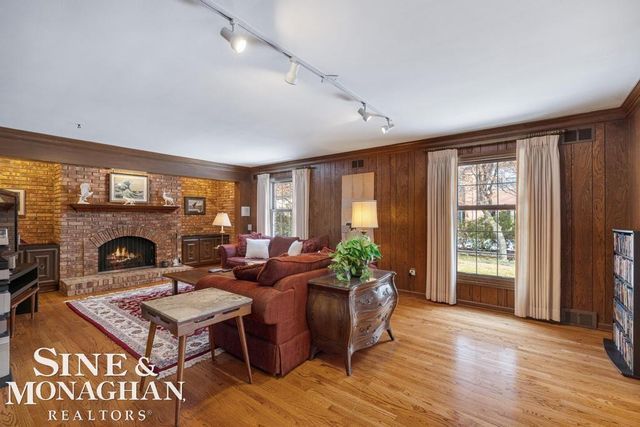 8 Lake Shore Lane, Grosse Pointe Shores, MI 48236