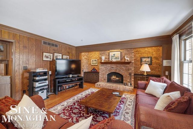 8 Lake Shore Lane, Grosse Pointe Shores, MI 48236