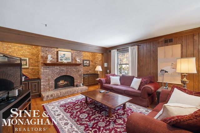 8 Lake Shore Lane, Grosse Pointe Shores, MI 48236