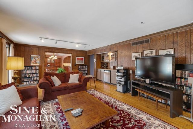 8 Lake Shore Lane, Grosse Pointe Shores, MI 48236