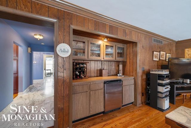 8 Lake Shore Lane, Grosse Pointe Shores, MI 48236