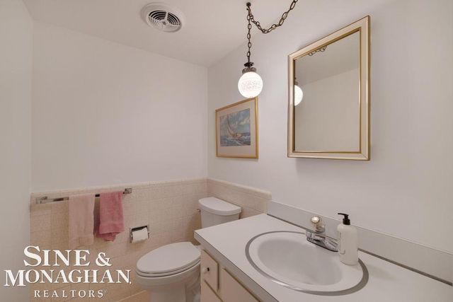 8 Lake Shore Lane, Grosse Pointe Shores, MI 48236