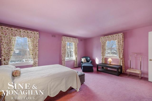 8 Lake Shore Lane, Grosse Pointe Shores, MI 48236