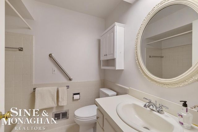 8 Lake Shore Lane, Grosse Pointe Shores, MI 48236