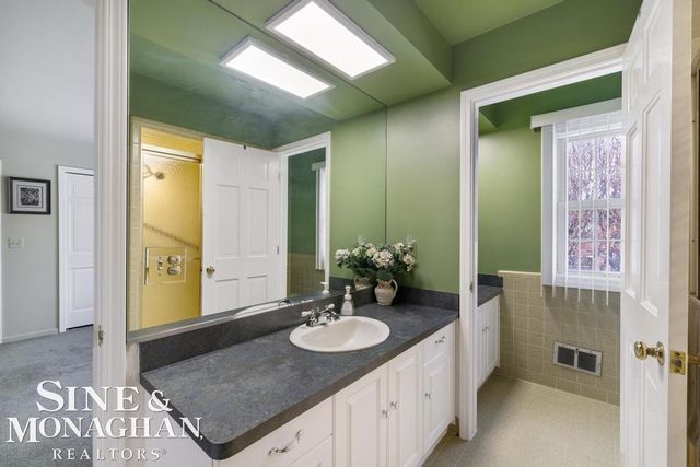 8 Lake Shore Lane, Grosse Pointe Shores, MI 48236