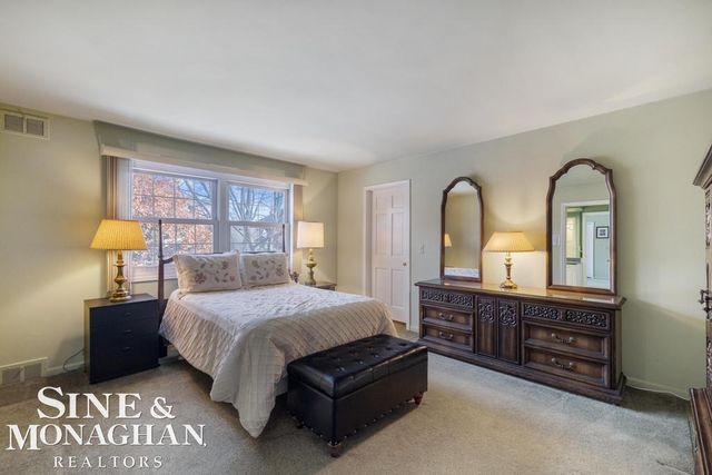 8 Lake Shore Lane, Grosse Pointe Shores, MI 48236