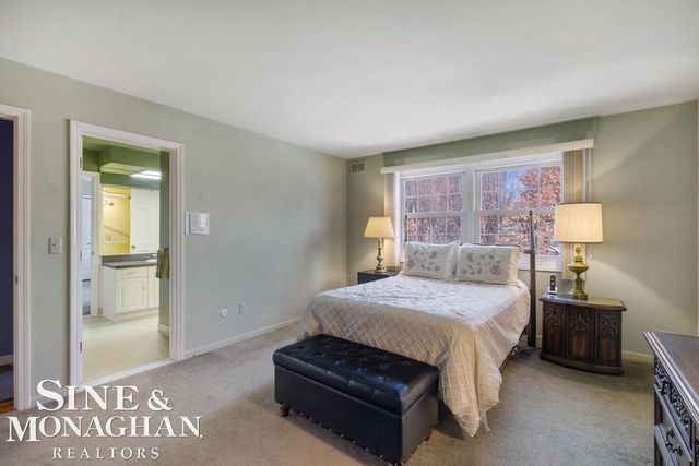 8 Lake Shore Lane, Grosse Pointe Shores, MI 48236