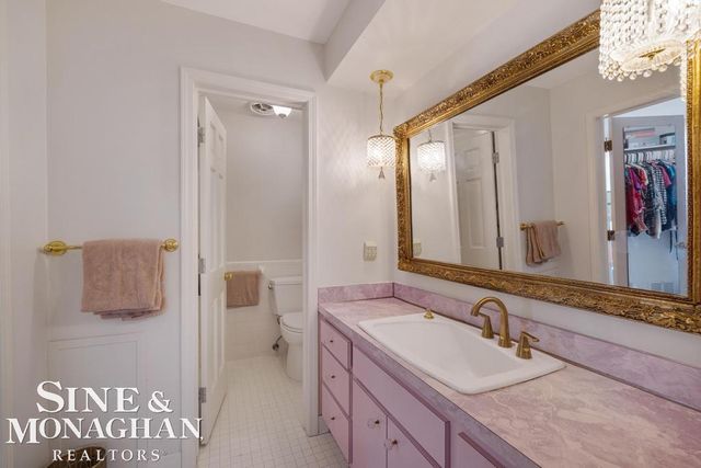 8 Lake Shore Lane, Grosse Pointe Shores, MI 48236