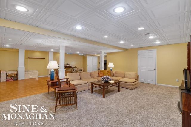 8 Lake Shore Lane, Grosse Pointe Shores, MI 48236