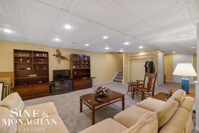 8 Lake Shore Lane, Grosse Pointe Shores, MI 48236