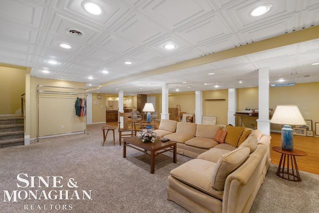 8 Lake Shore Lane, Grosse Pointe Shores, MI 48236