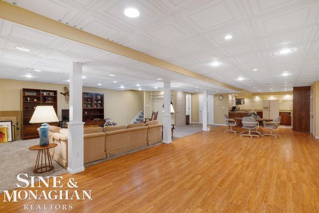 8 Lake Shore Lane, Grosse Pointe Shores, MI 48236